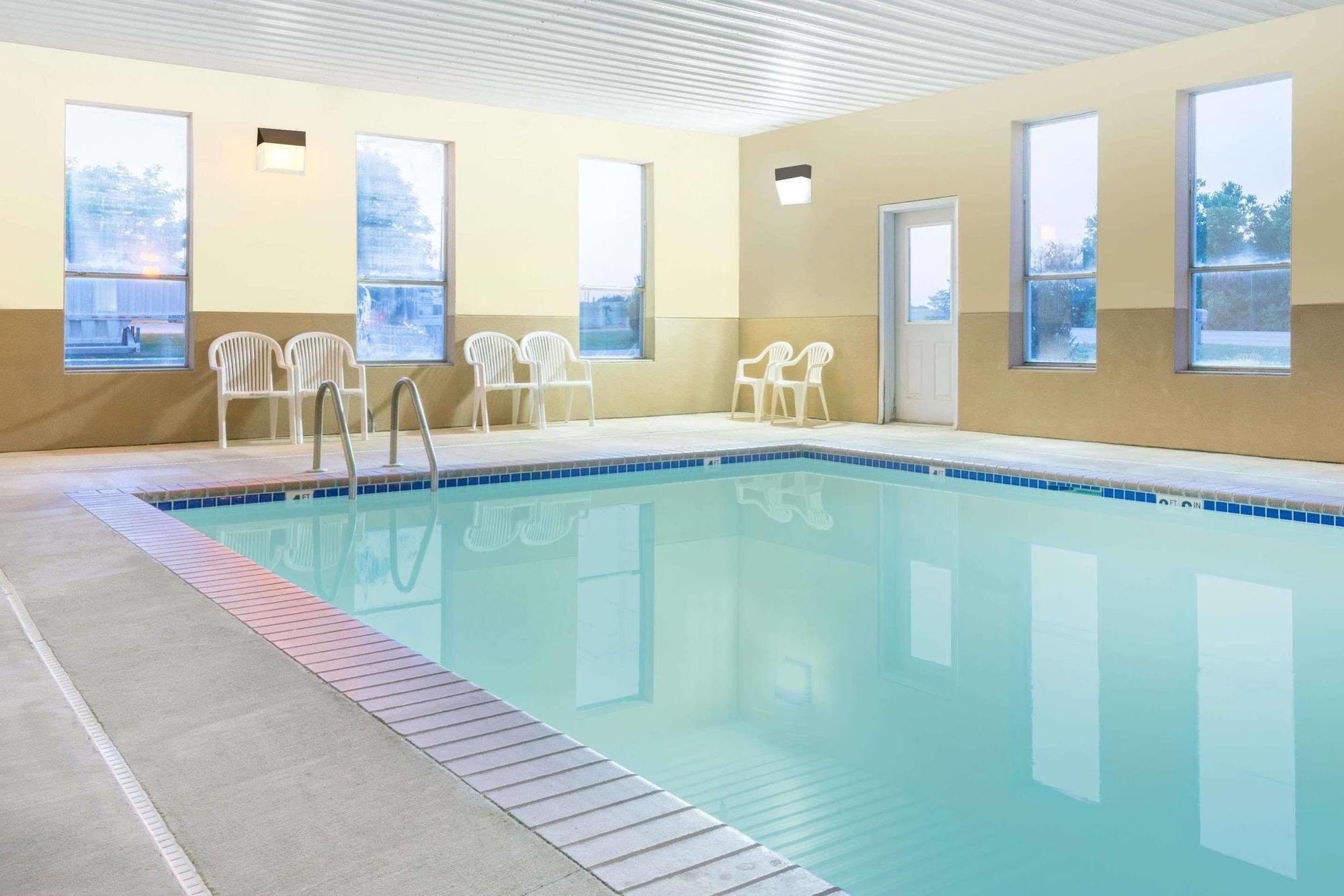 Super 8 By Wyndham Perry Hotell Eksteriør bilde